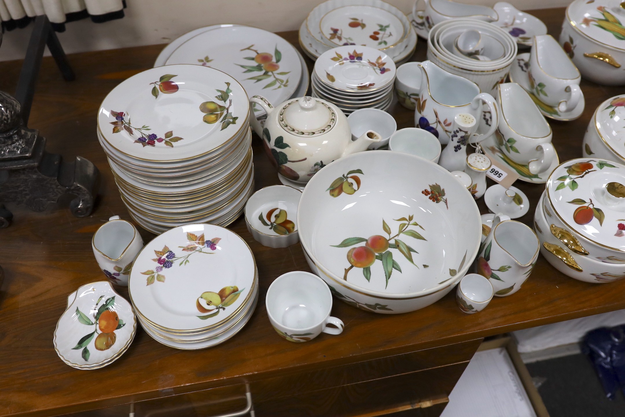 A quantity of Worcester Evesham tableware
